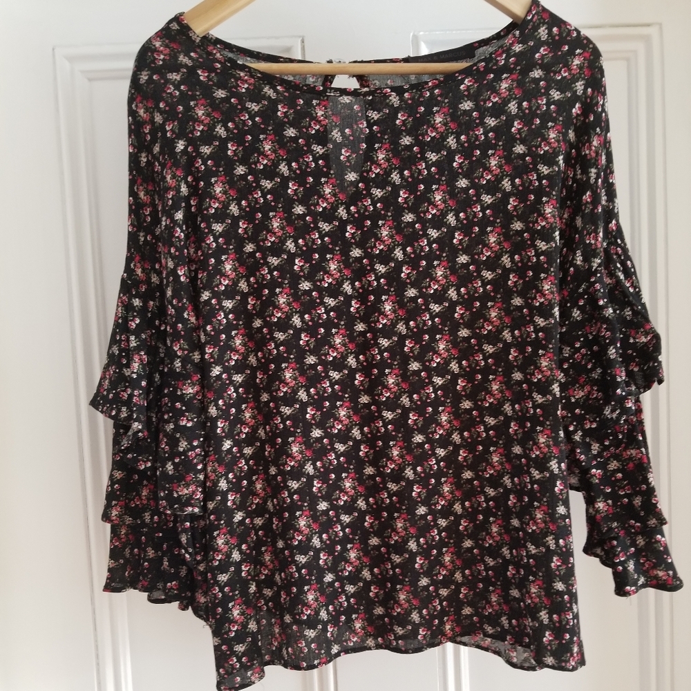 Max & Marcus Floral Cropped Blouse. Size Medium
